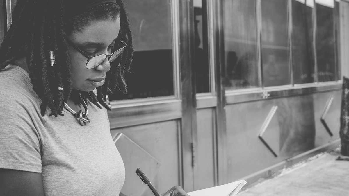 When I dressed my husband for his casket, I found a note, He had been lying to me my entire life — News story on dripviewz