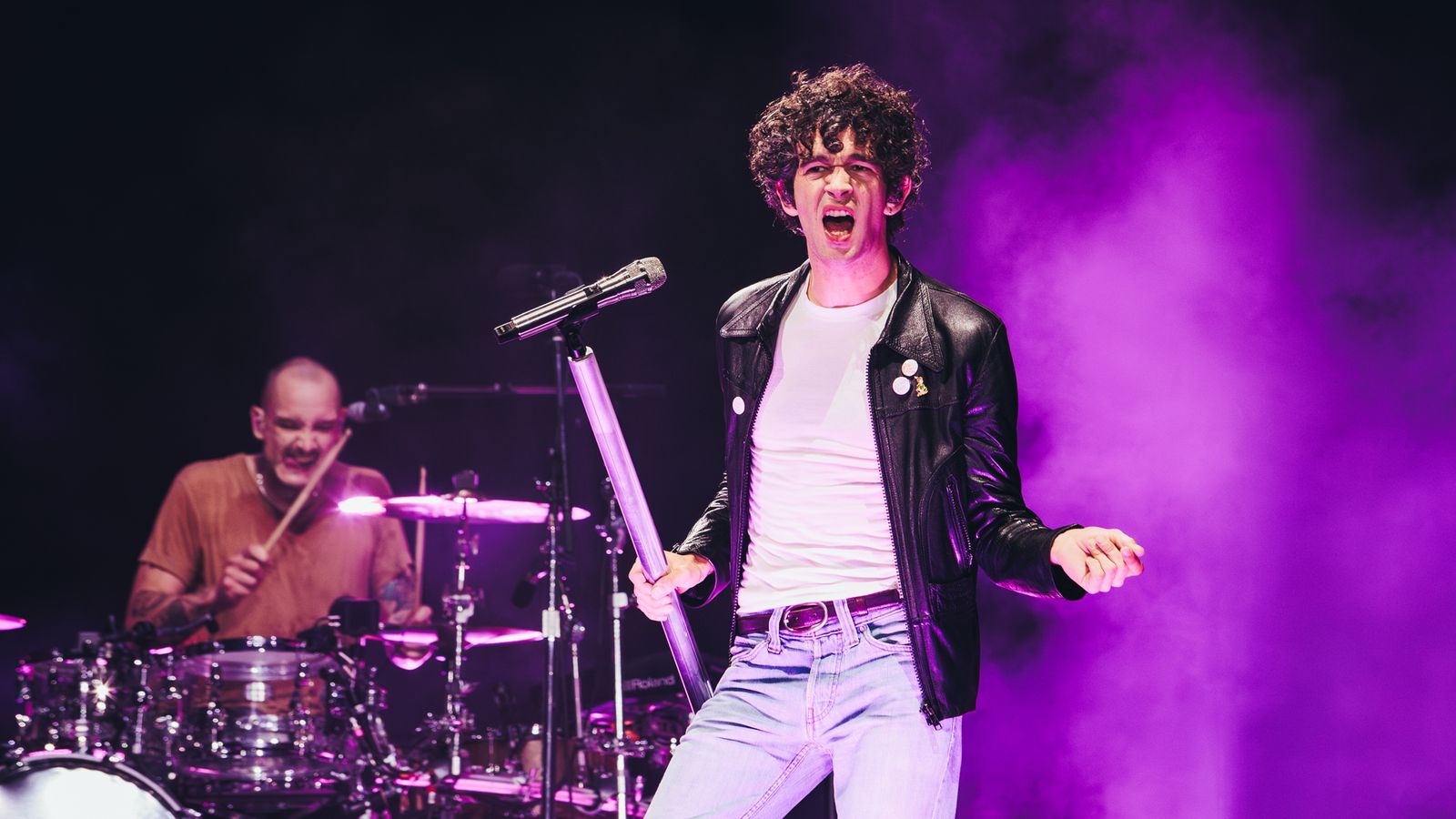 Watch Matty Healy sing with The 1975 tribute band on his Malibu stag do — News news on dripviewz