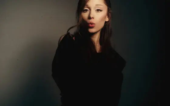 Ariana Grande Teases Classic Hollywood-Themed 'Petals' Music Video at NYC Show: Watch