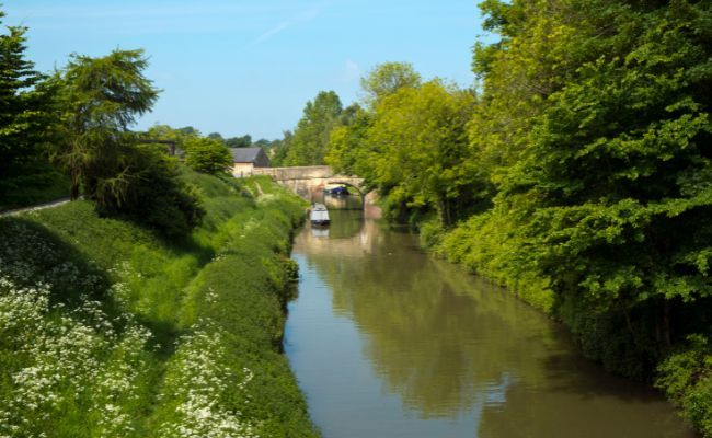 A clear and calm day at Kennet and Avon Canal, Bath