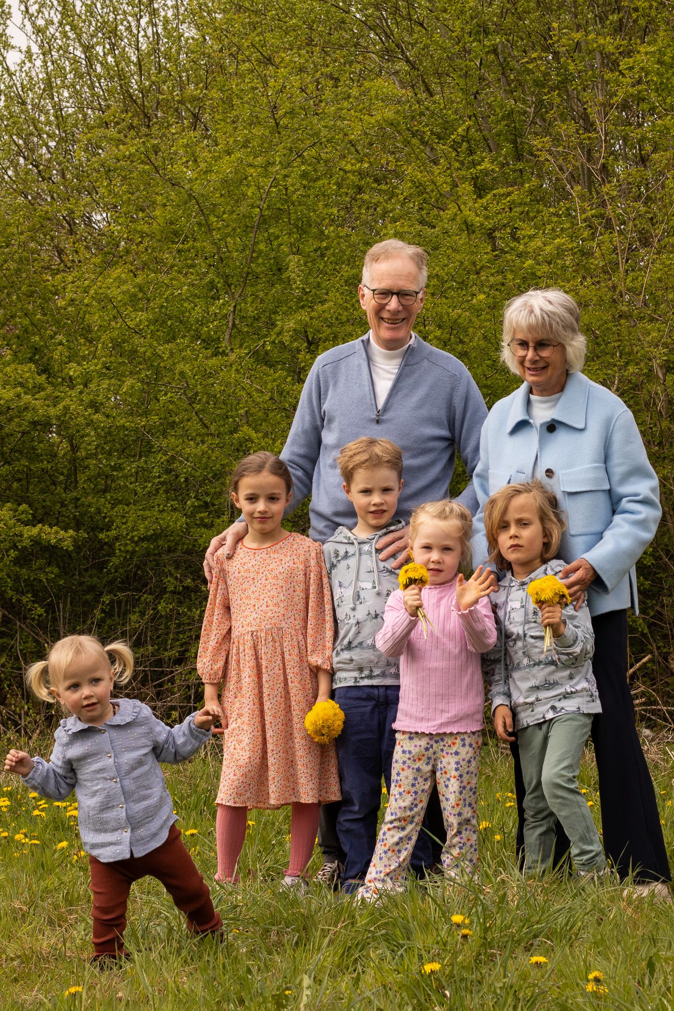 Opa en oma met de kleinkinderen