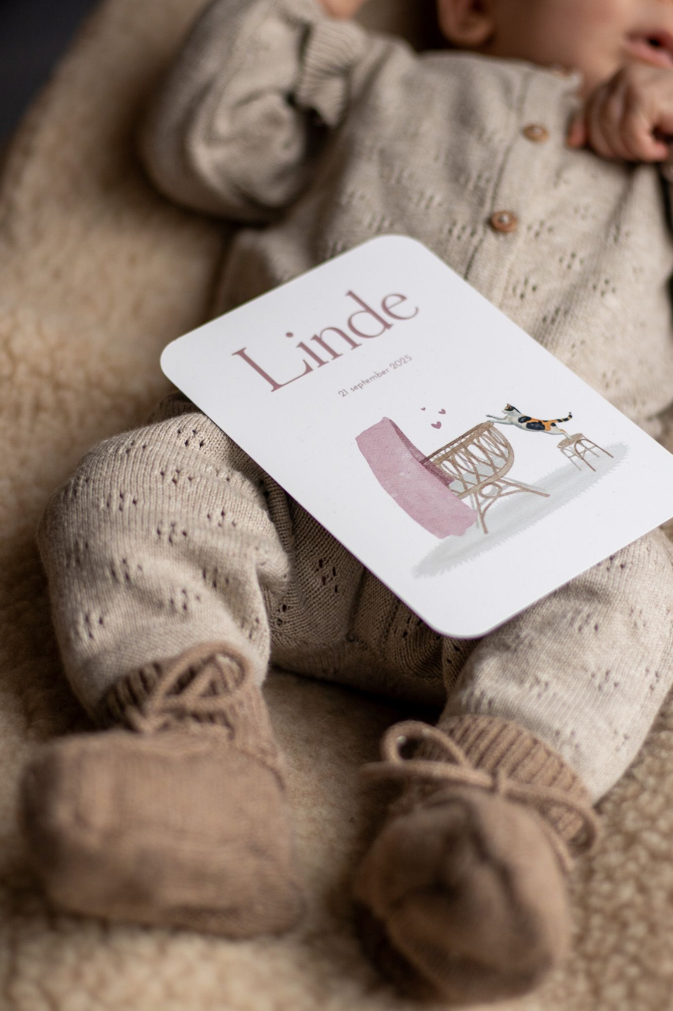 baby met geboortekaartje
