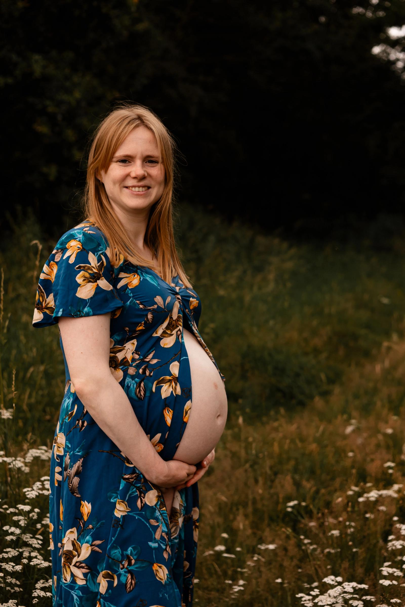 Een gelukkig stel poseert met de ongeboren baby