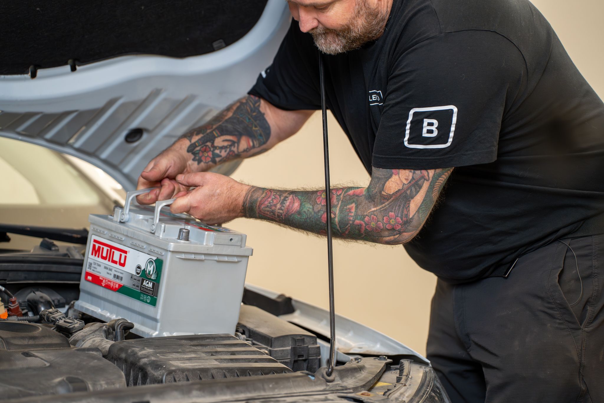 ta ut gammelbatteri og monter nytt