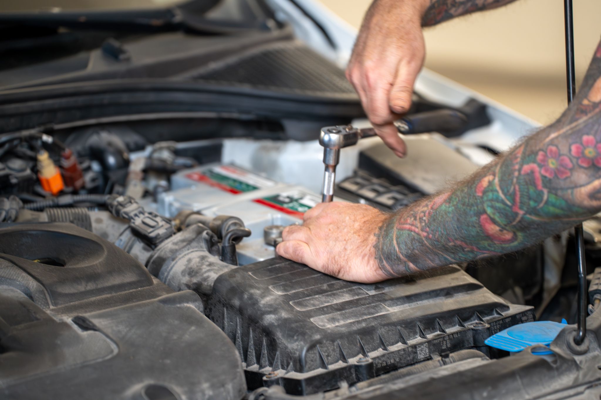 bytte batteri. løsne batterifestet