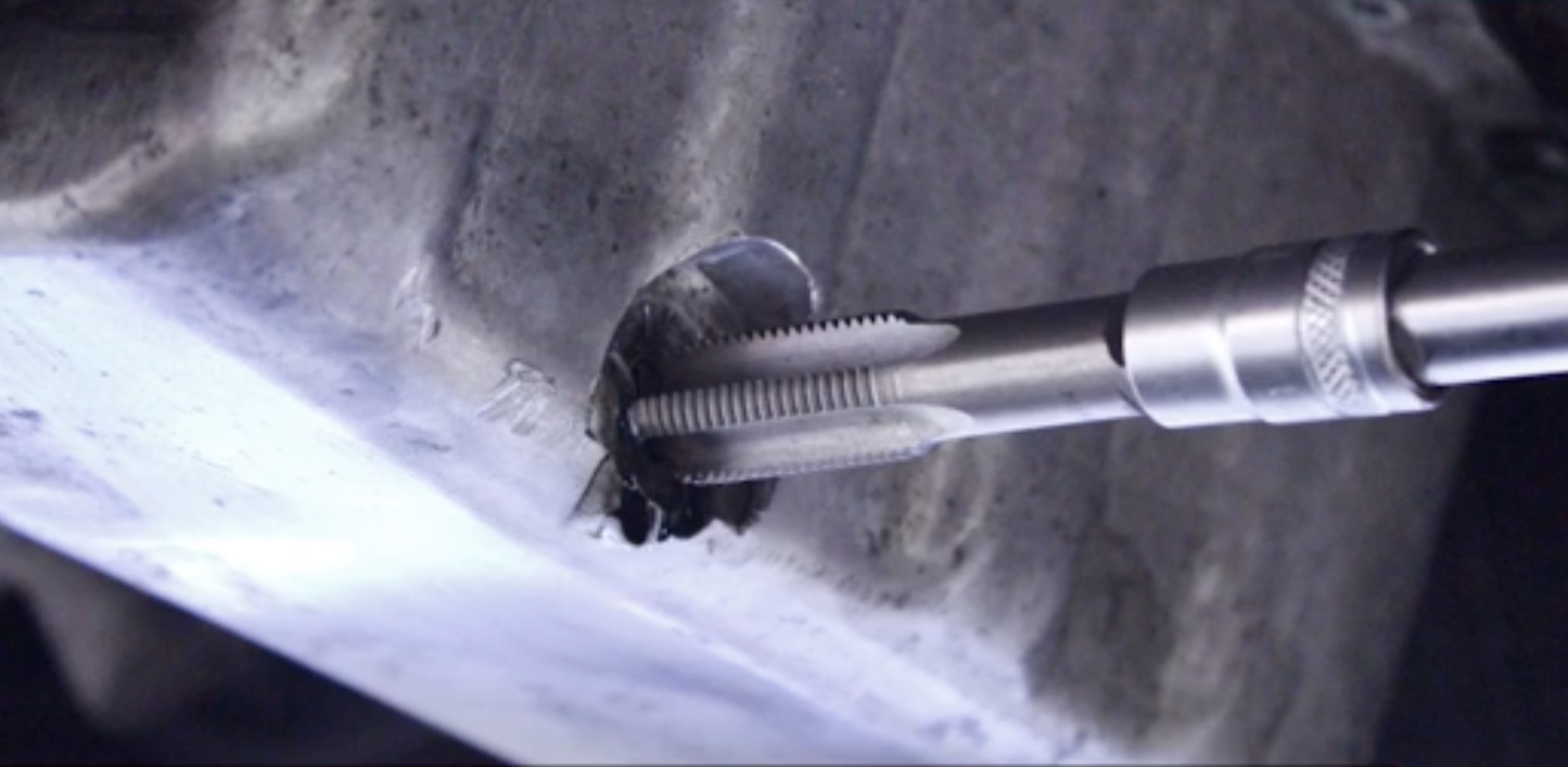 Skru i gjengetappen forsiktig