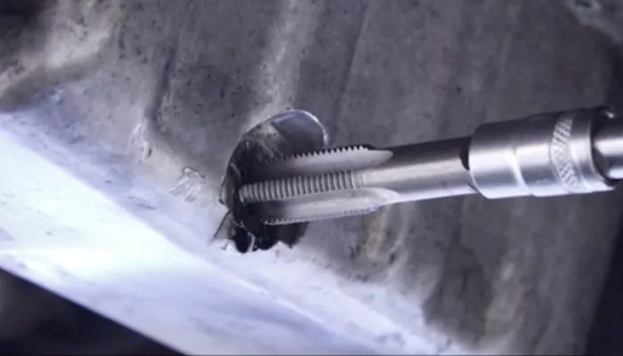 Skru i gjengetappen forsiktig