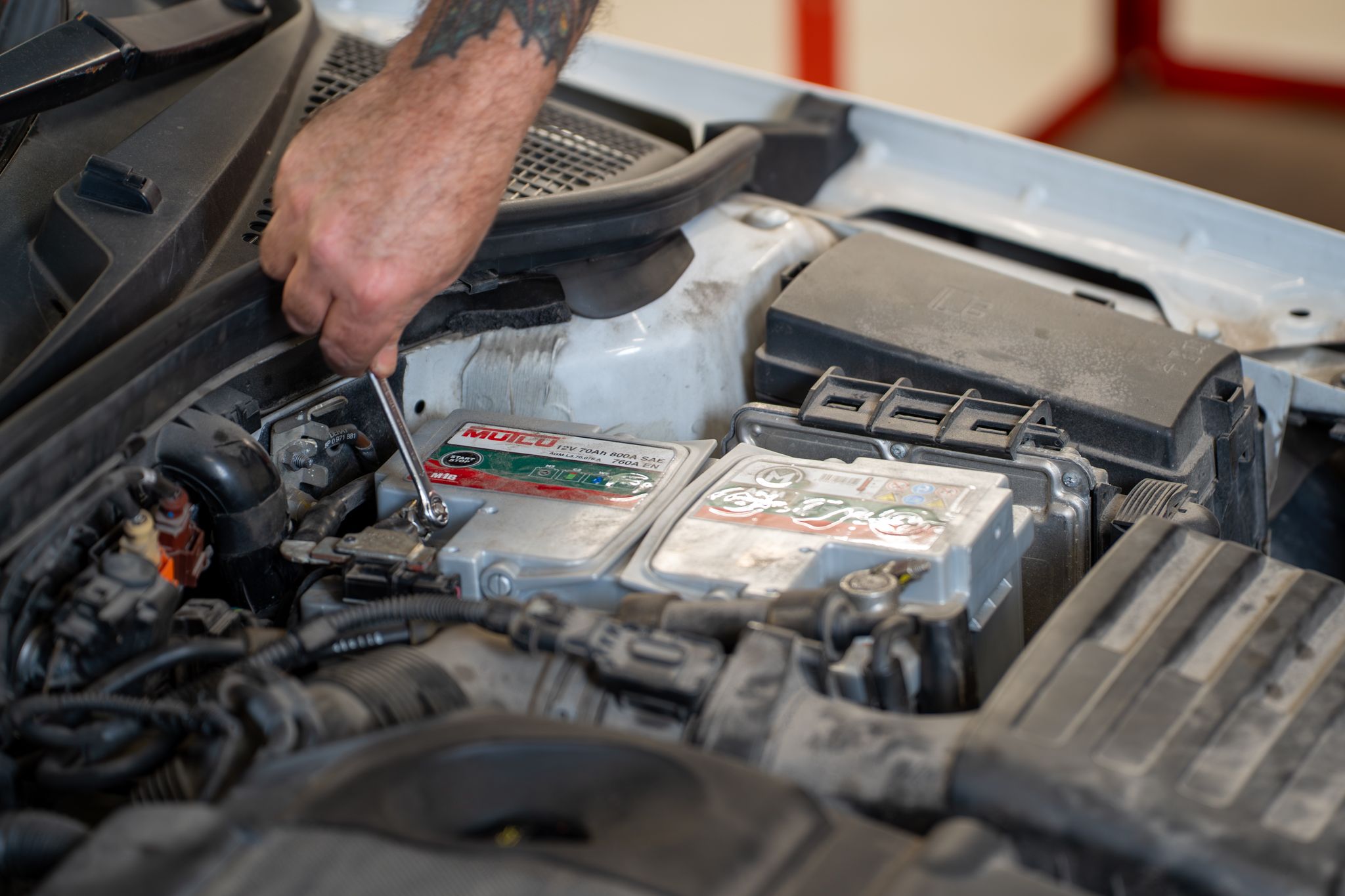 bytte bilbatteri, løsne minuspol først