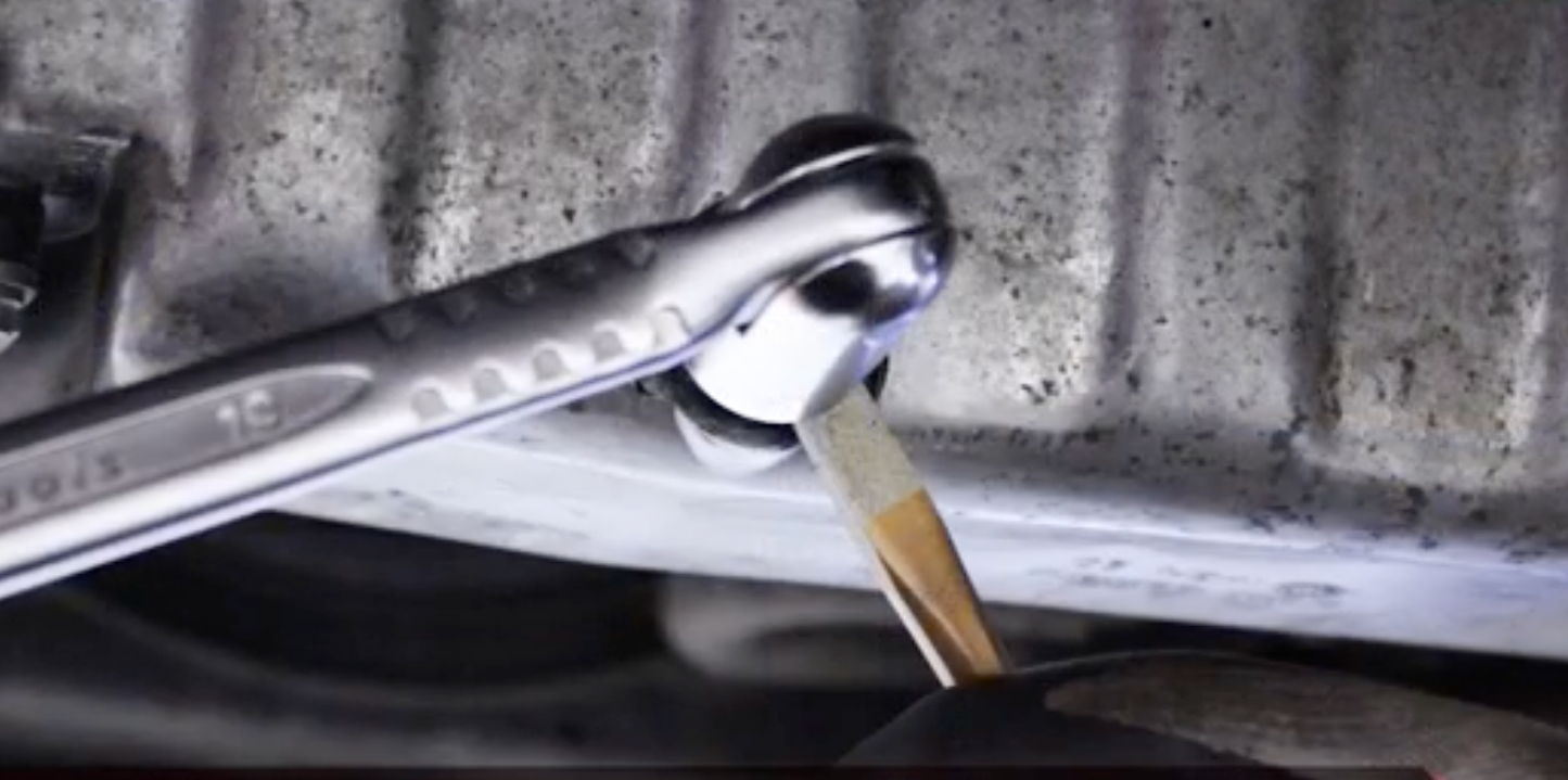 Bruk meisel og skrutrekker for å få ut skruen