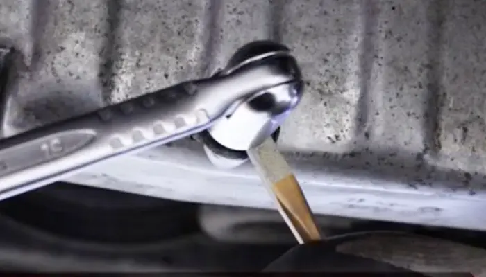 Bruk meisel og skrutrekker for å få ut skruen