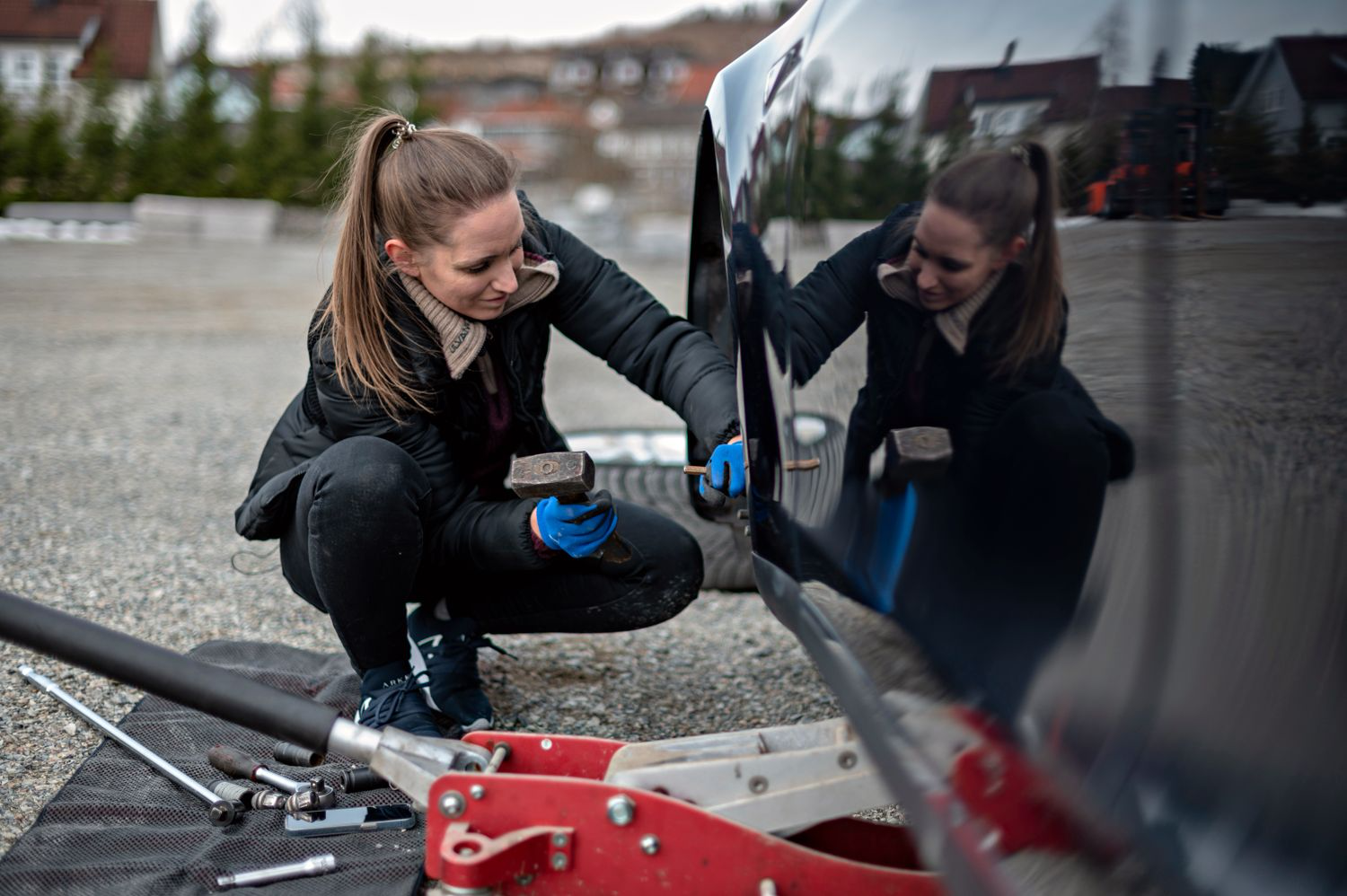 Terese er godt i gang med å demontere bremsene på sin Tesla Model S. 