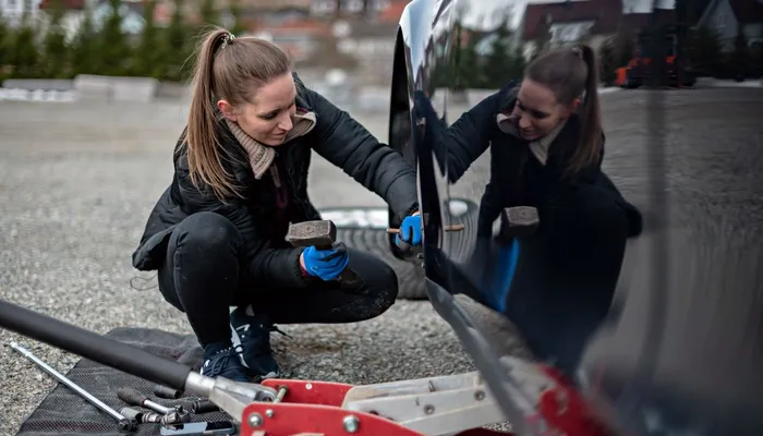 Terese er godt i gang med å demontere bremsene på sin Tesla Model S.