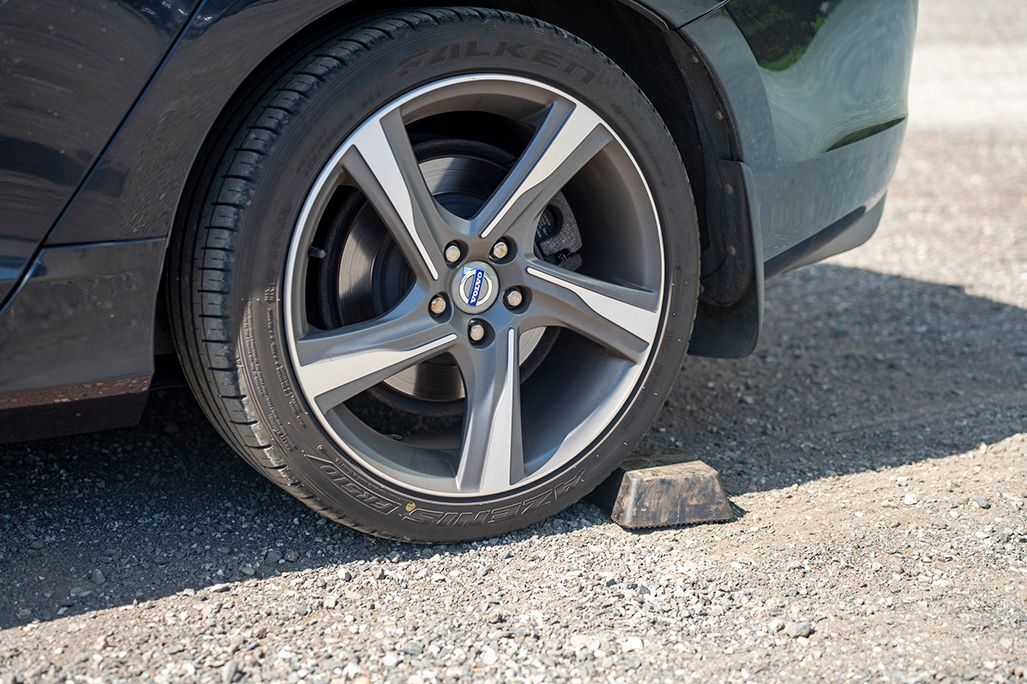Bruk hjulklosser for å hindre at bilen beveger seg