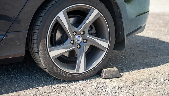 Bruk hjulklosser for å hindre at bilen beveger seg