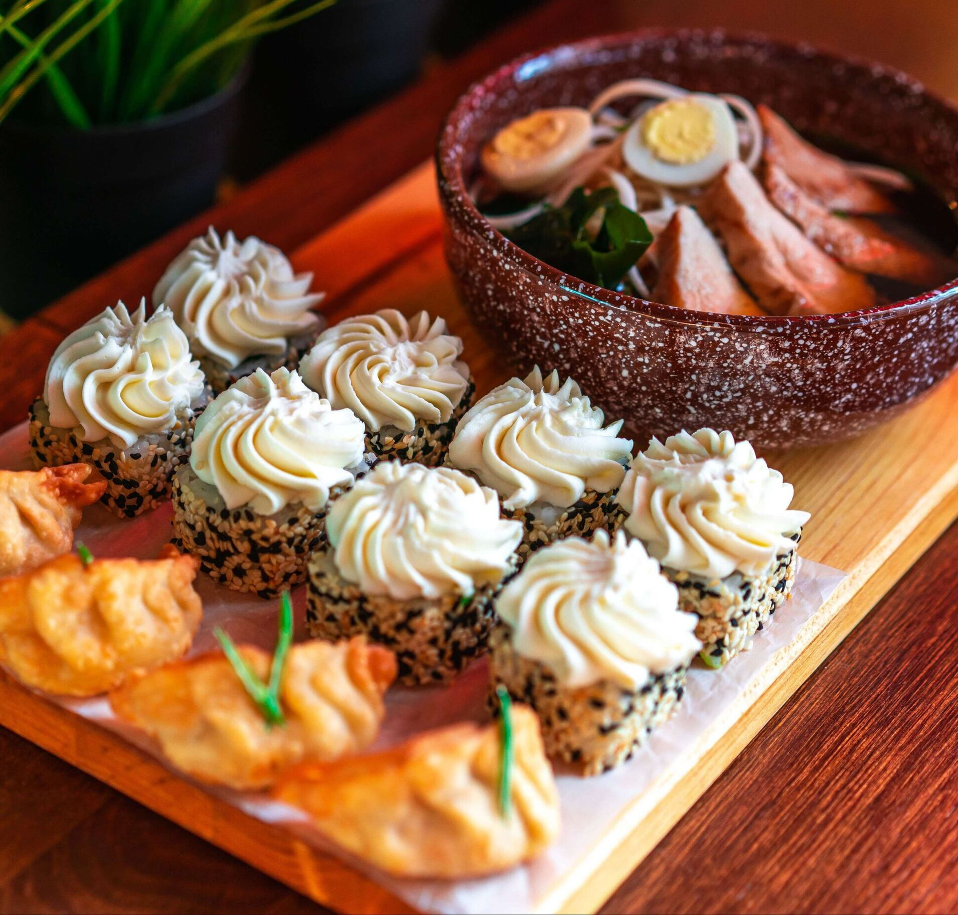 Еды роллы волжский. 3 суши ул имени генерала карбышева 125в. Суши ресторан волжский. Тори тяхан. Кафе 3 суши волжский.