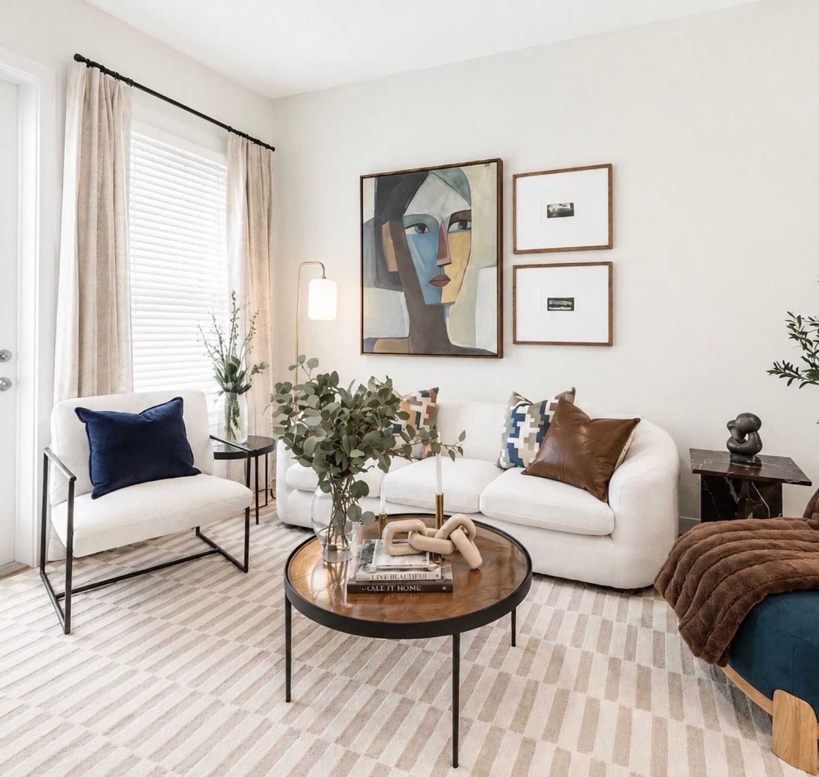 The Residence Peninsula, living room with curved sofa