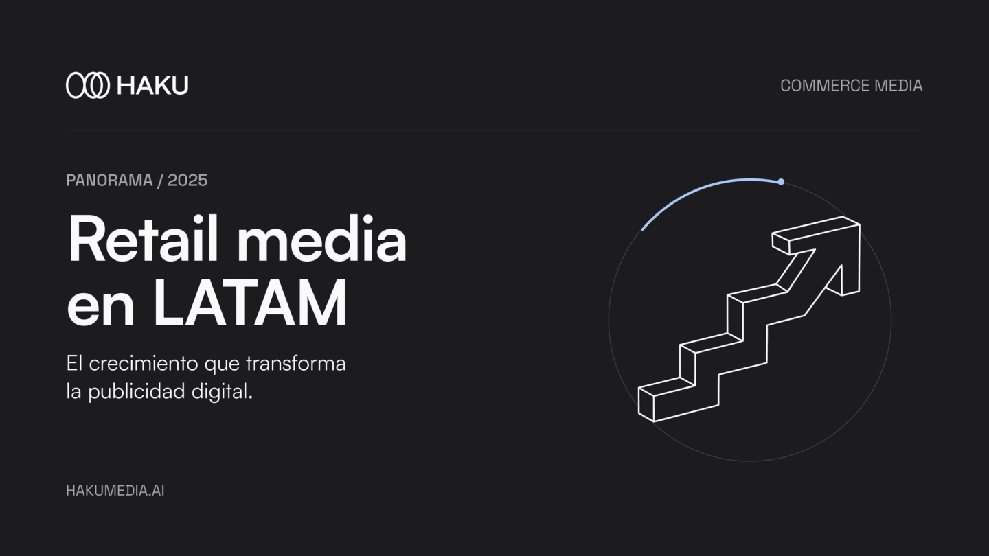 Retail media en LATAM, panorama 2025. Ícono isométrico oficial de crecimiento con órbita circular celeste y logo de haku sobre fondo grafito.