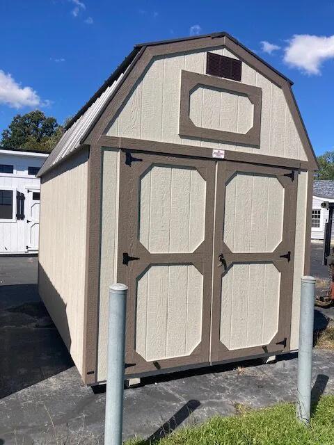 8Ă—12 Lofted Barn at the Carleton location