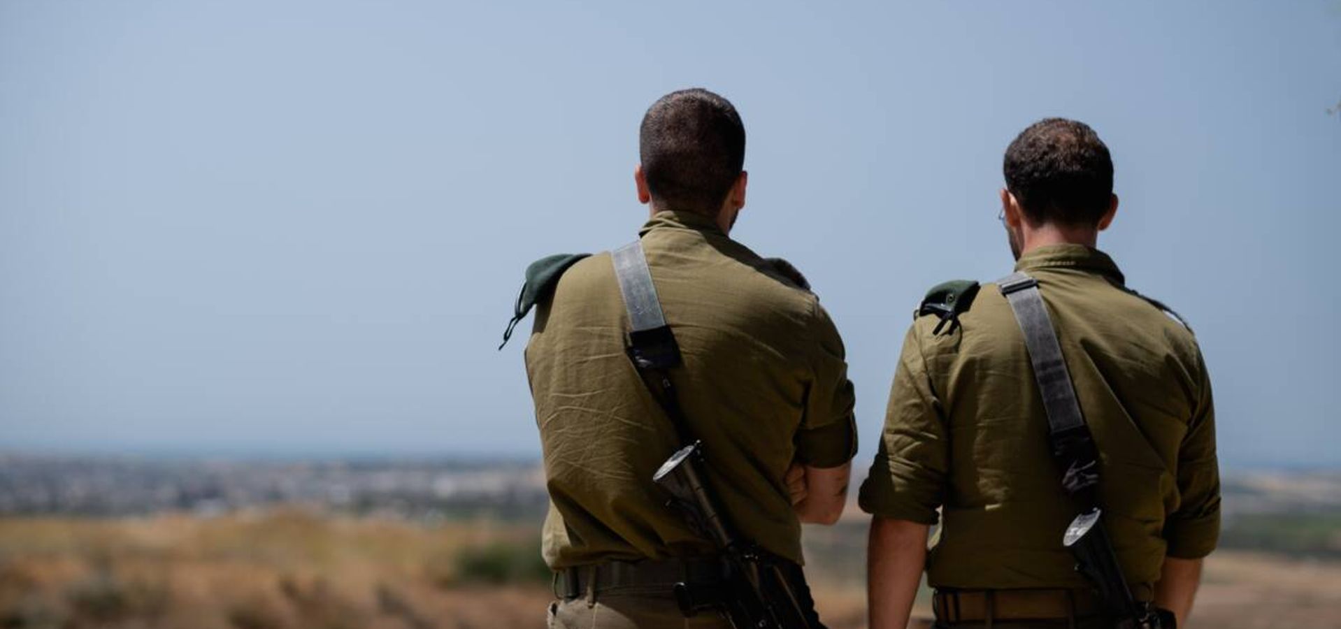 No vestirá la mujer traje de hombre