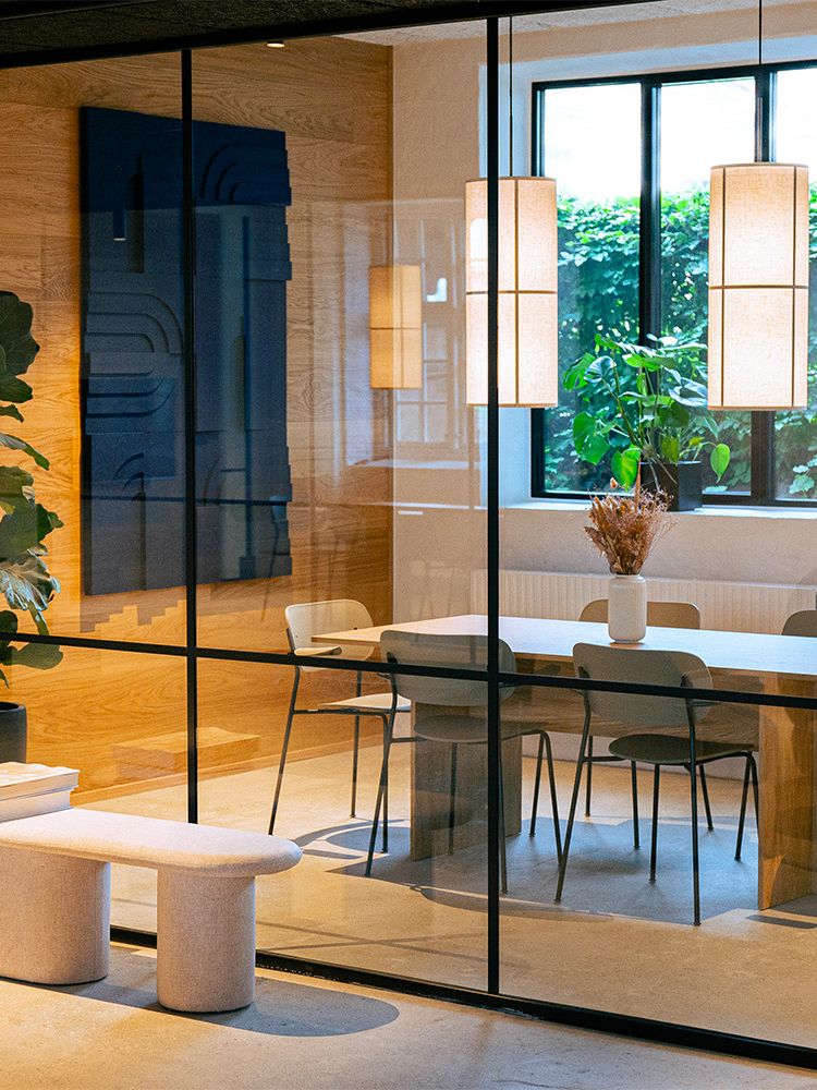Stylish office design by Grafikr