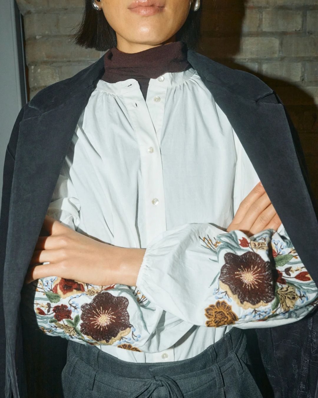 Mos Mosh outfit close-up hard flash