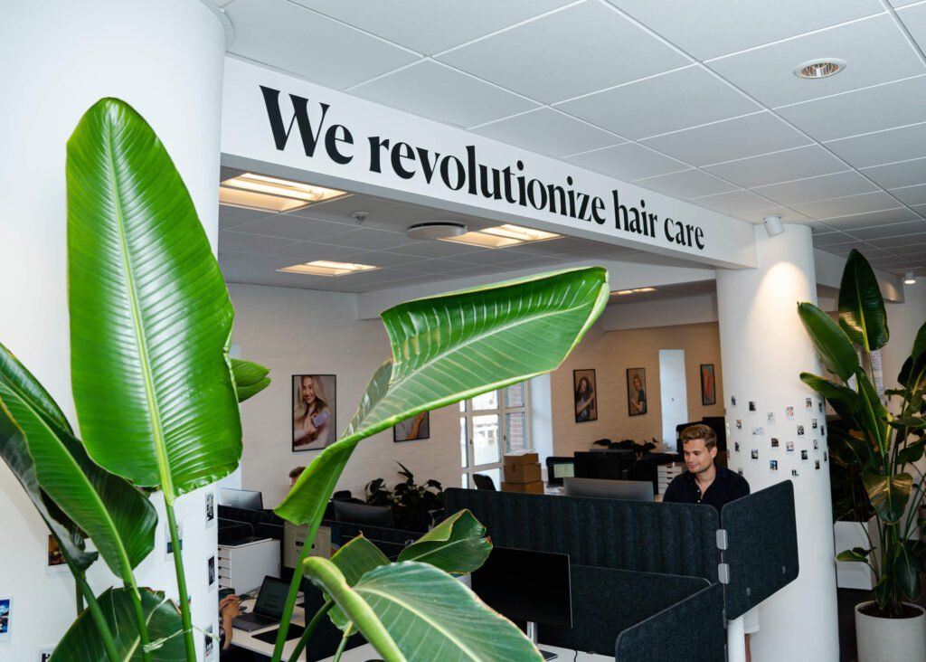 Hairlusts kontor med citatet: We revolutionize hair care