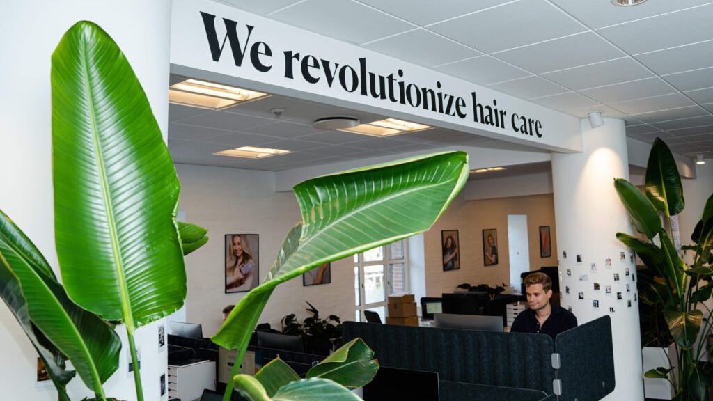 Hairlusts kontor med citatet: We revolutionize hair care