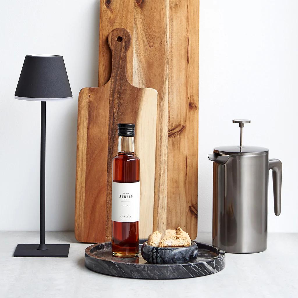 sirup, skærebræt, lampe, stempelkande og lignende fra Sinnerup