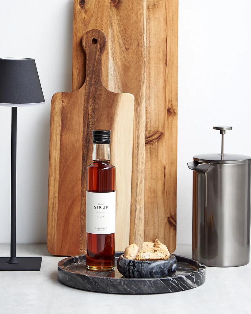 sirup, skærebræt, lampe, stempelkande og lignende fra Sinnerup