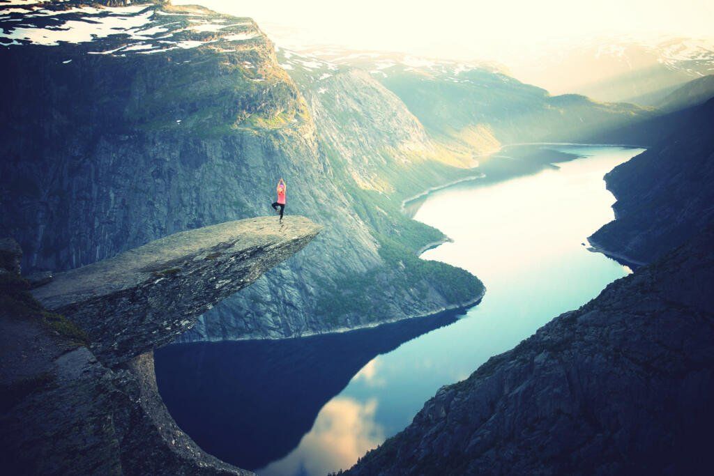 Kvinde der laver yoga på en klippe i Norge. Stock-billede fra stocksnap.io.