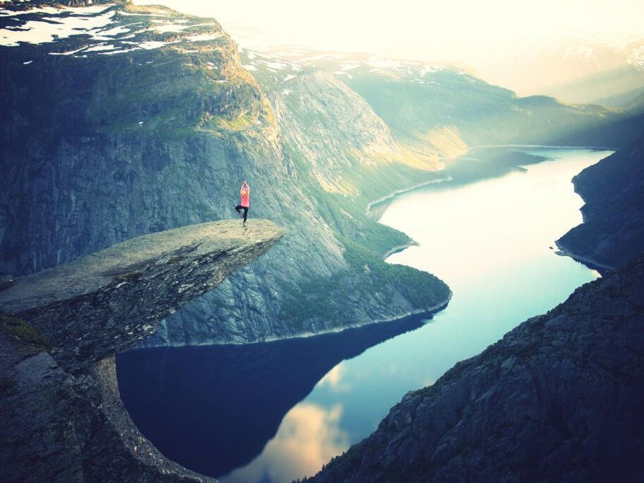 Kvinde der laver yoga på en klippe i Norge. Stock-billede fra stocksnap.io.