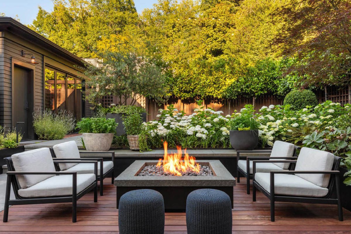 Clyde Hill Courtyard - Gallery Image 8