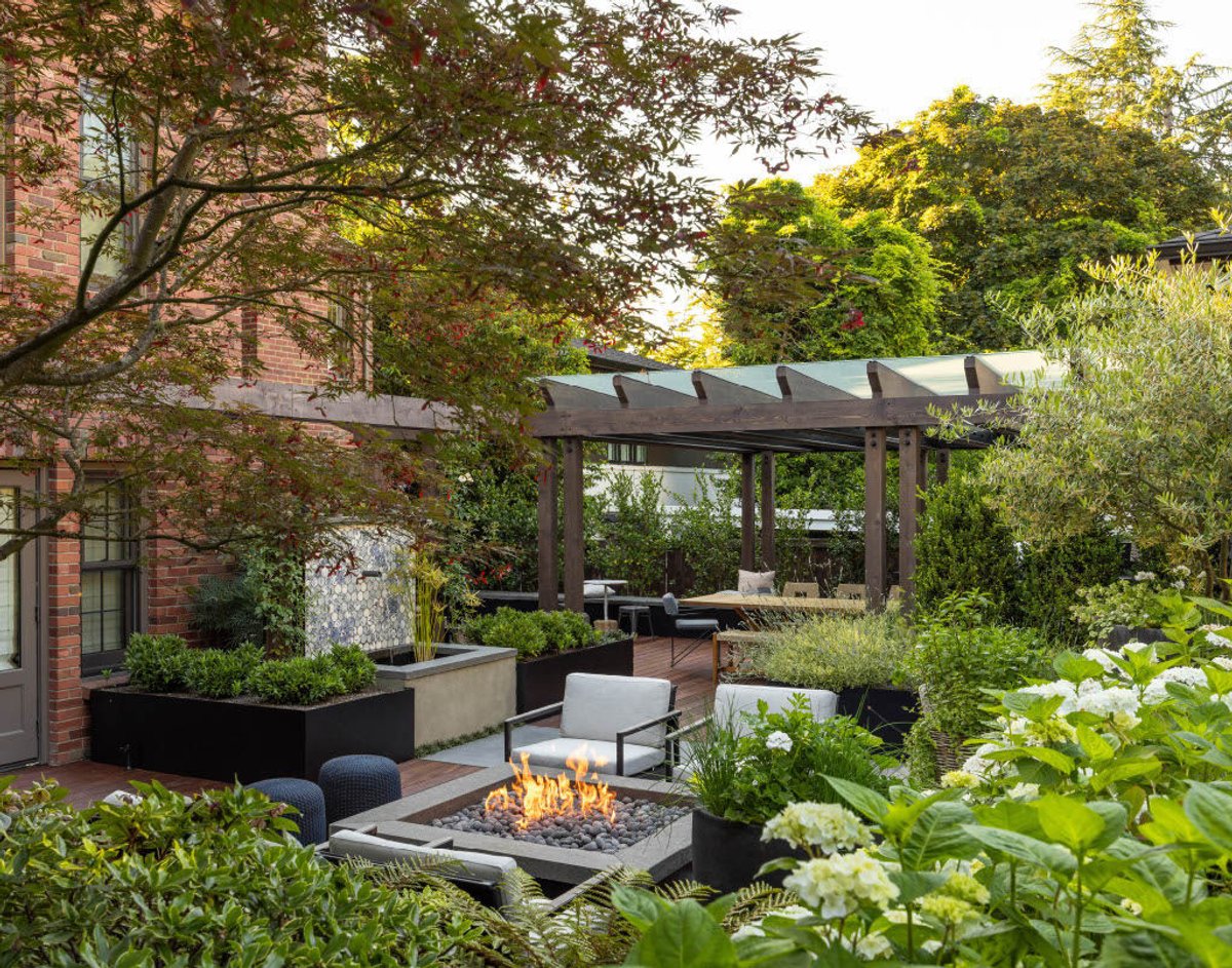 Clyde Hill Courtyard - Gallery Image 4