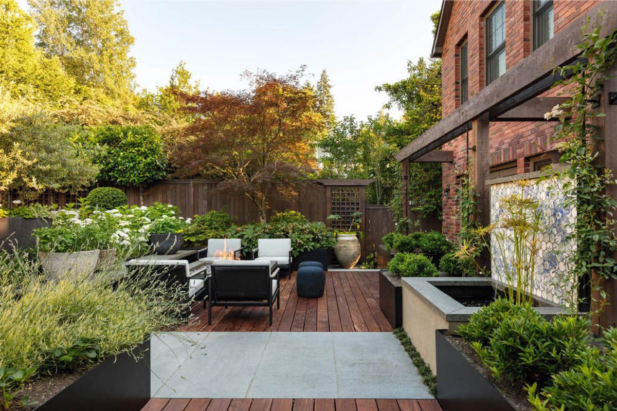 Clyde Hill Courtyard - Gallery Image 7