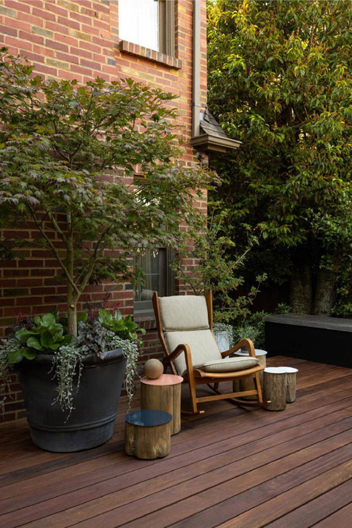 Clyde Hill Courtyard - Gallery Image 10