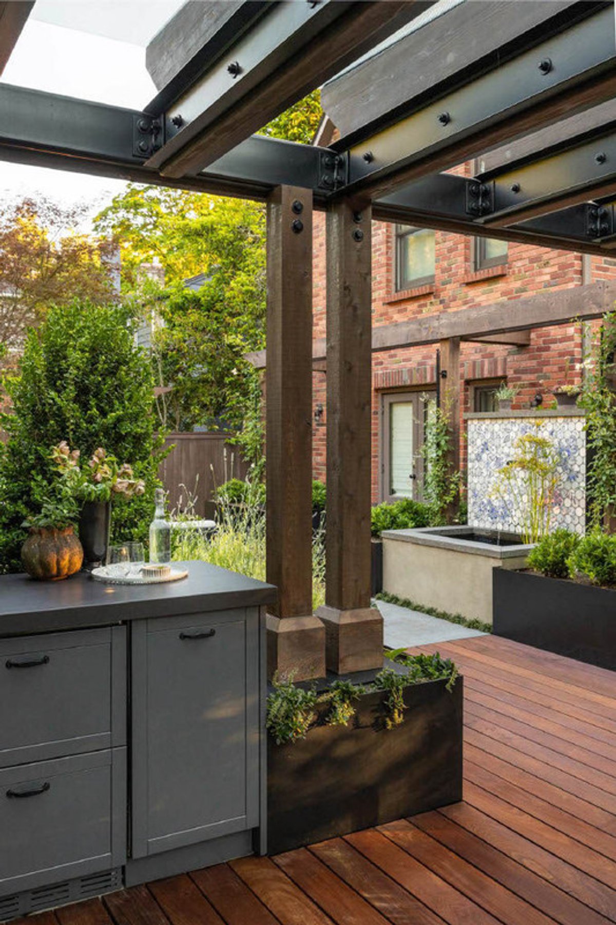 Clyde Hill Courtyard - Gallery Image 1