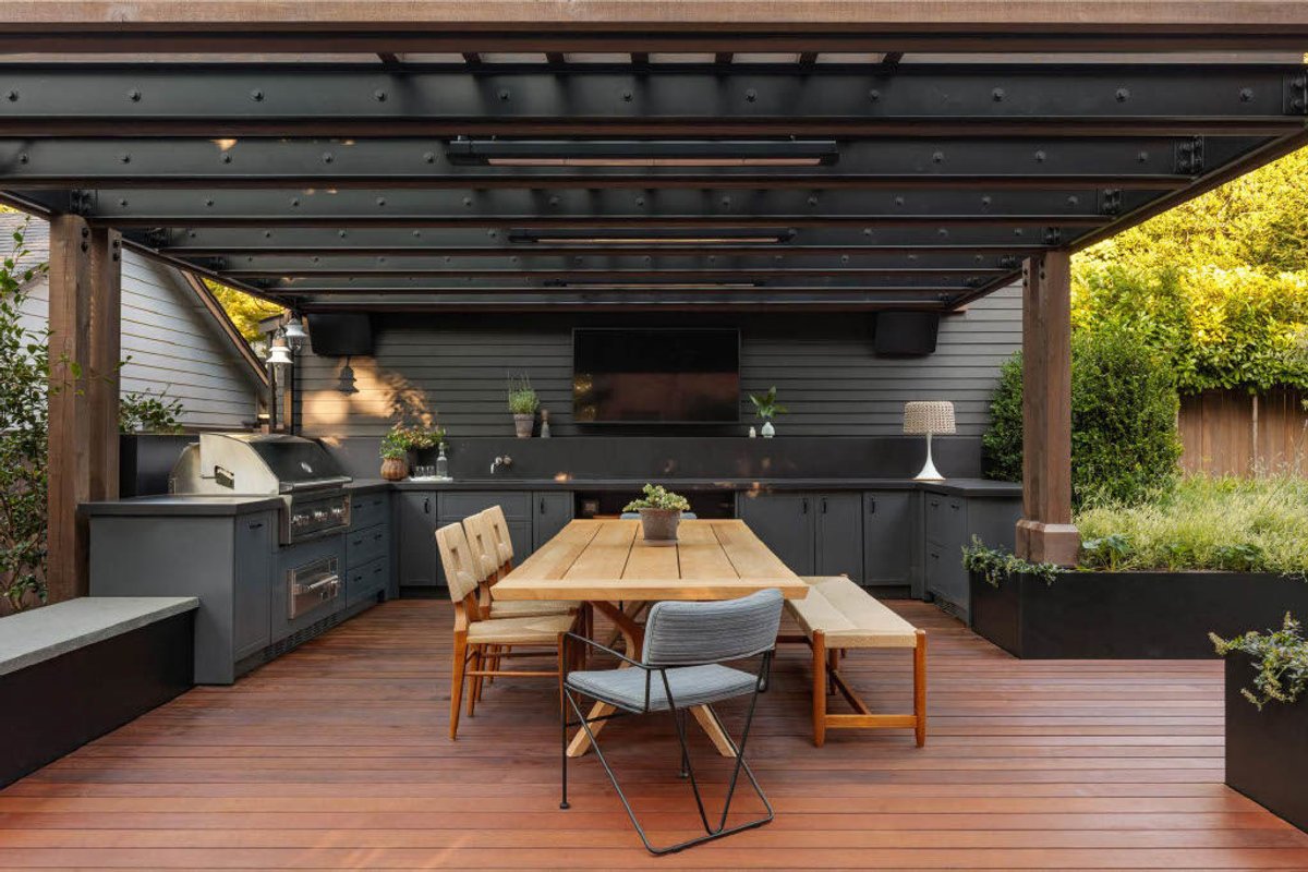 Clyde Hill Courtyard - Gallery Image 9