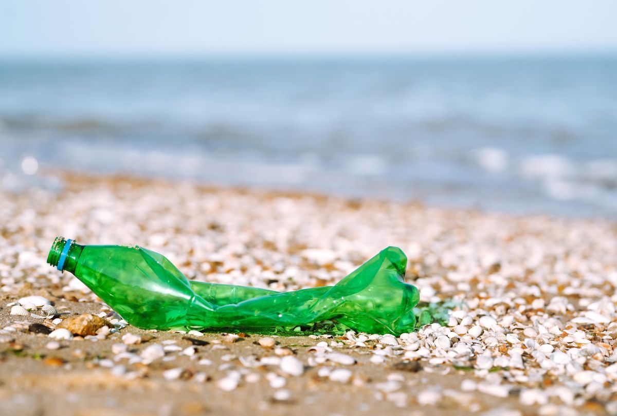Rustig strand met zee