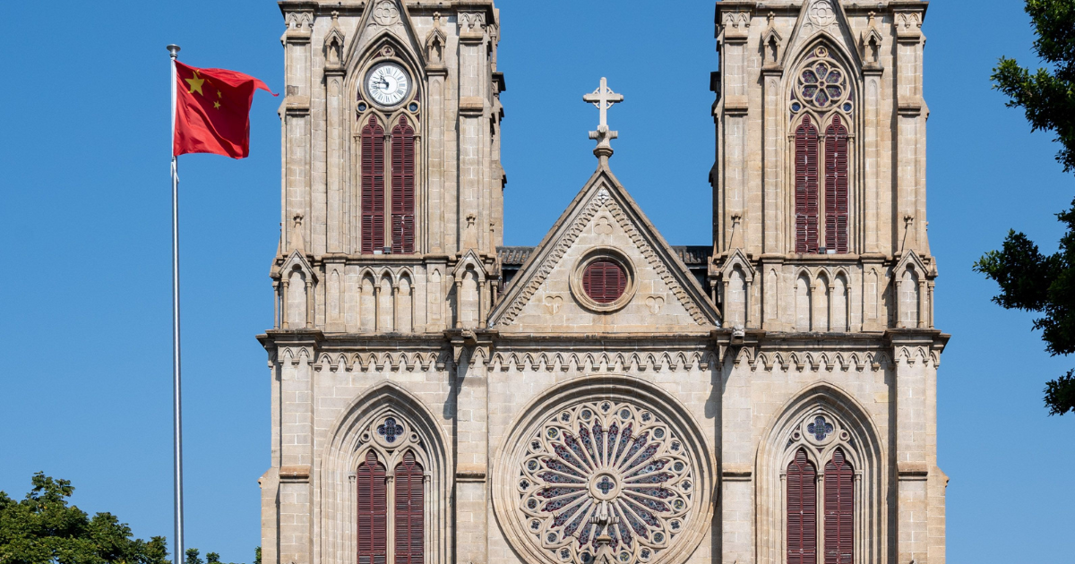 Fachada da Catedral do Sagrado Coração, em Guangzhou, na China, sob céu ensolarado.