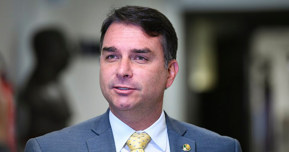 Flávio Bolsonaro tem 77% de chances de vitória no 2º turno, de acordo com a PolyMarket