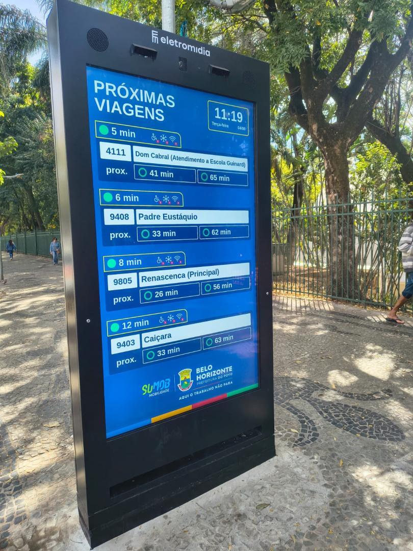 Painel digital informa o tempo previsto para a chegada dos ônibus em um ponto de parada em Belo Horizonte.