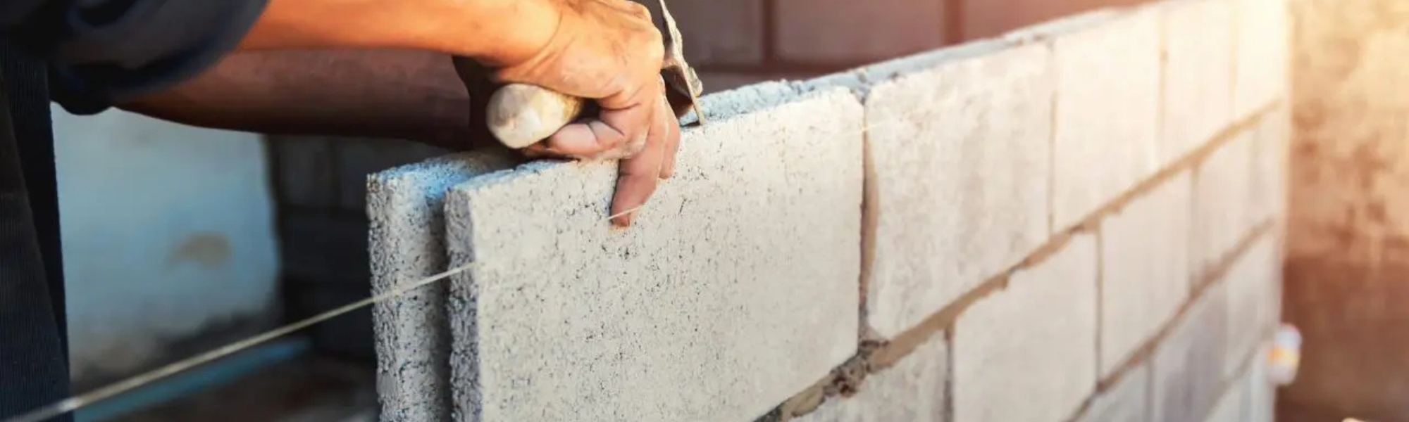 Elevation d'un mur en agglo par maçon de l'art du chantier à Sanary