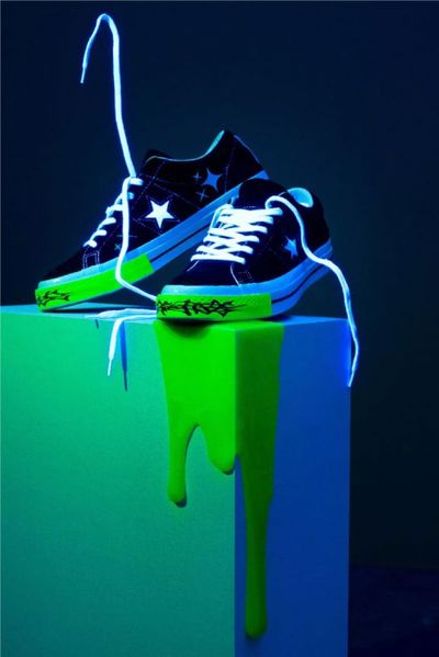 BLACKLIGHT SHOES W NEON GRAPHICS