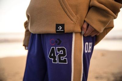 CLOSE UP OF AN OUTFIT ON THE BEACH