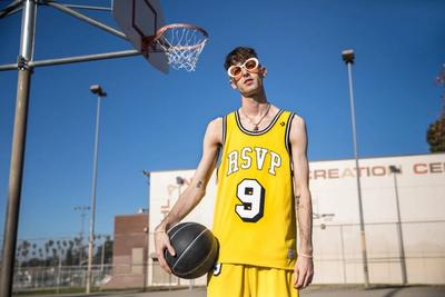 BASKETBALL PLAYER WEARING WOMENS SUNGLASSES