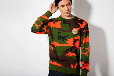 MAN MODELING A CAMO SWEATSHIRT