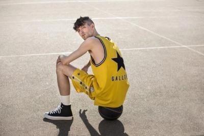 BASKETBALL PLAYER SITTING W HIS BACK TURNED