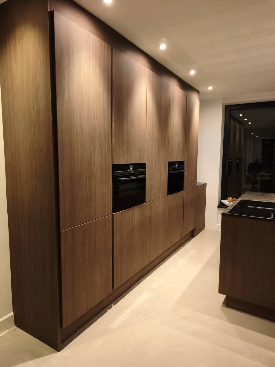 Hoge kastenwand gewrapt in warme houtlook Ash Coffee
