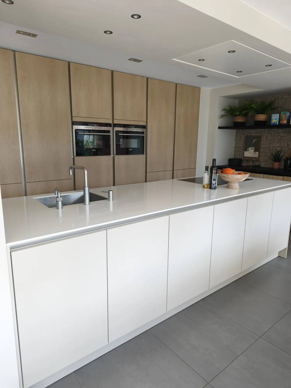 Keuken met een kastenwand in lichte eikenlook