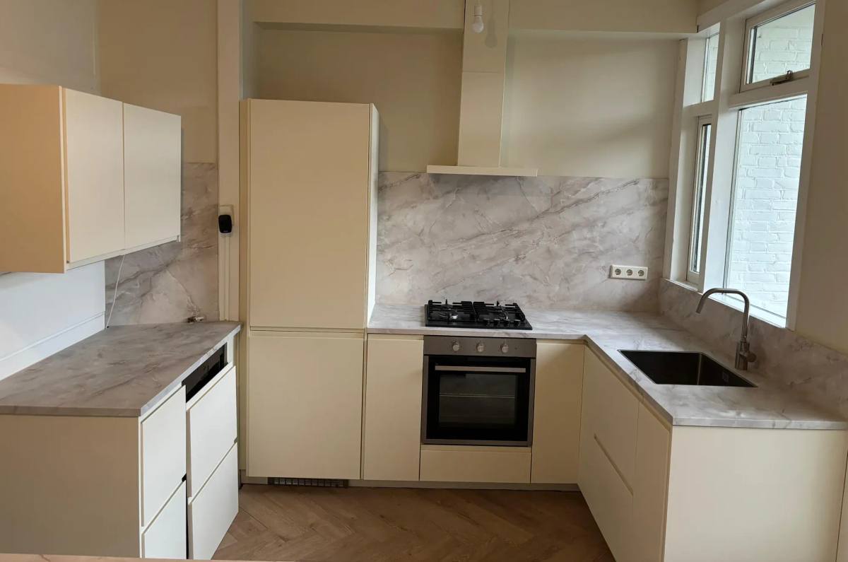 Achterwand en aanrechtblad na de renovatie in Onyx Gold